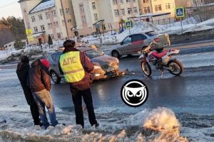 На улице Антонова в Пензе сняли, как жестко сбивают мотоциклиста