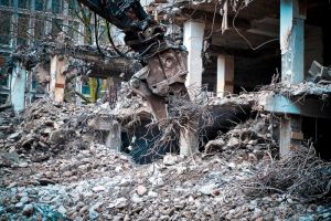 Обязанность вывозить строительный мусор хотят возложить на регоператоров