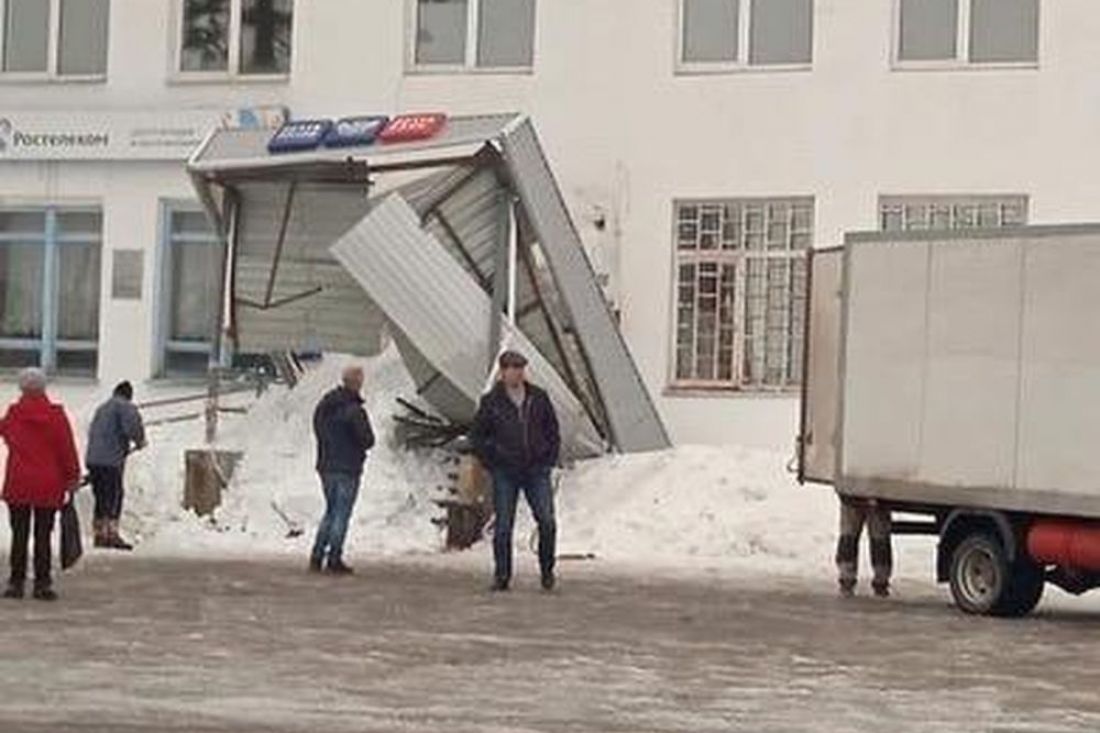 В Пензенской области сошедший с крыши снег разрушил вход в почтовое отделение