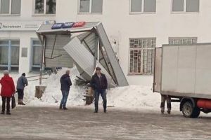 В Пензенской области сошедший с крыши снег разрушил вход в почтовое отделение