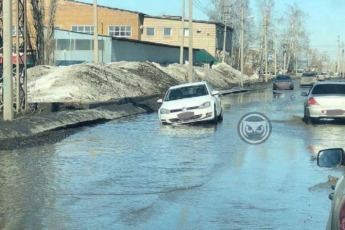 «Провалилась машина». В Пензе легковой автомобиль застрял в огромной луже