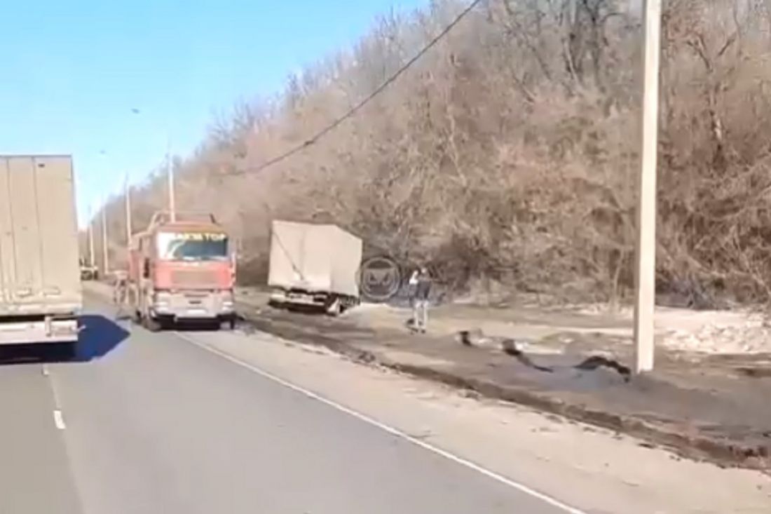 На трассе М-5 под Пензой грузовик слетел с дороги. Видео