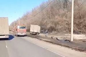 На трассе М-5 под Пензой грузовик слетел с дороги. Видео