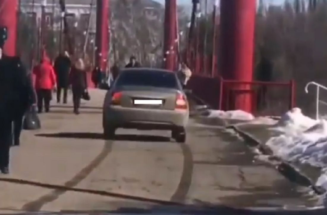 «Смелый чувак!» В Пензе водитель заехал на подвесной мост
