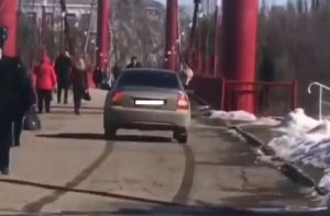«Смелый чувак!» В Пензе водитель заехал на подвесной мост