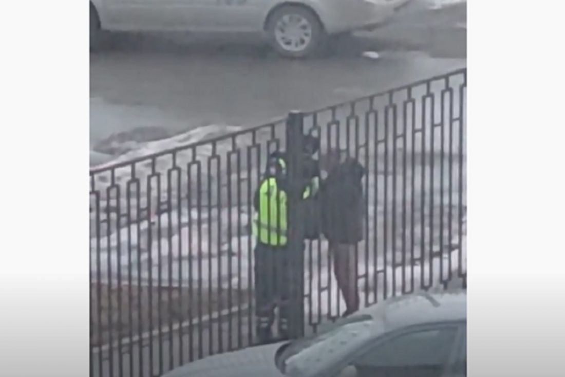 В Пензе полуголого мужчину приковали наручниками к забору. Видео