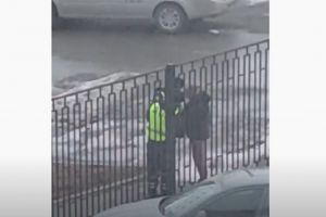 В Пензе полуголого мужчину приковали наручниками к забору. Видео