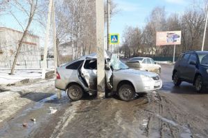 В Пензенской области «Лада Приора» жестко врезалась в бетонный столб