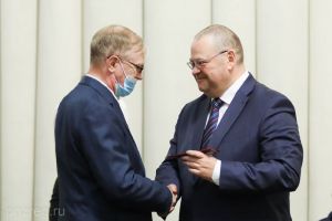 Мельниченко вручил удостоверения советников губернатора