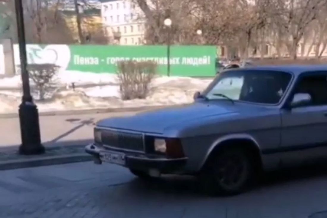 «Когда опаздываешь в кино». В Пензе по пешеходной улице нагло проехали на «Волге». Видео