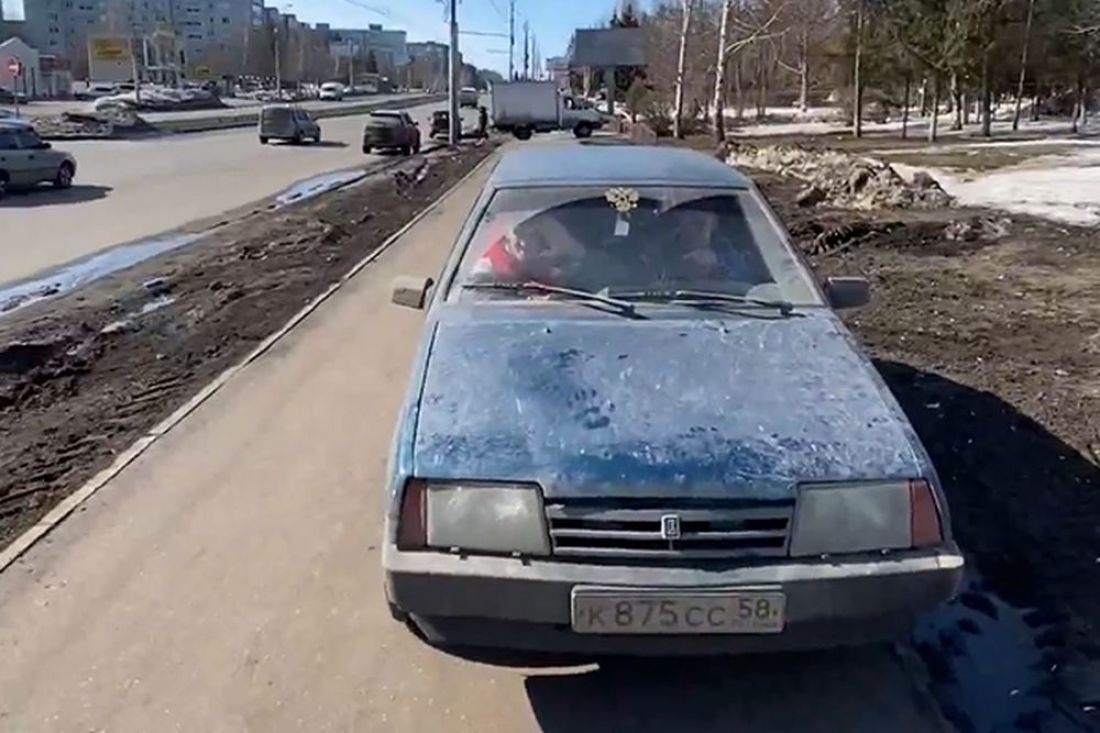 Автобеспредел. В Пензе водитель поехал по тротуару. Видео