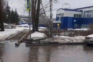 «Нужна лодка». В Заводском районе Пензы дорога превратилась в реку