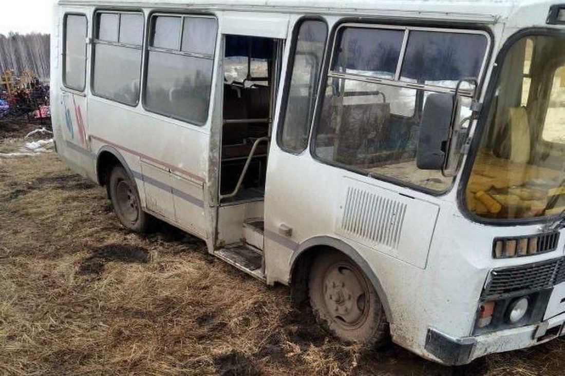 На Восточном кладбище Пензы в землю провалился автобус прощающихся. Видео