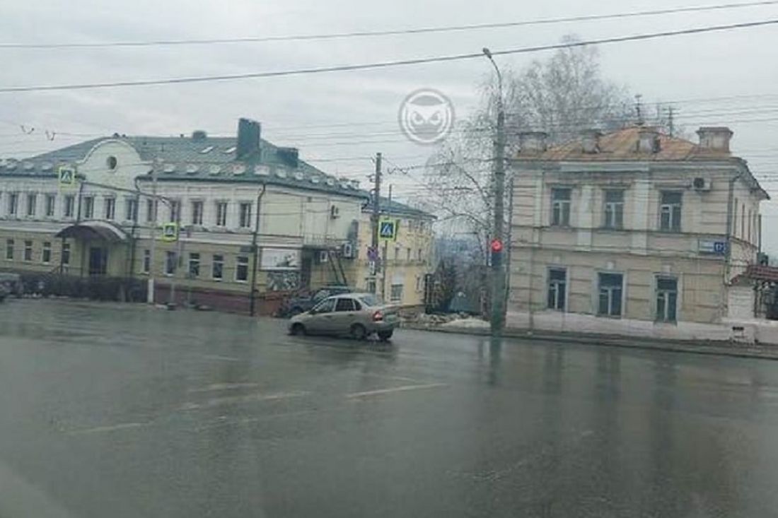 «Дороги растаяли». В центре Пензы машина угодила в провал. Фото