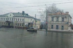 «Дороги растаяли». В центре Пензы машина угодила в провал. Фото