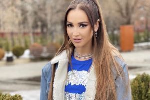 Ольга Бузова покрасовалась перед поклонниками в коротком откровенном топе