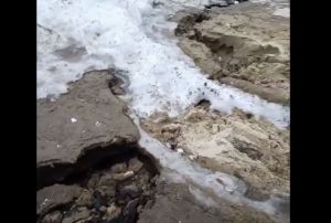 В Пензе на детской площадке образовалась огромная трещина в земле