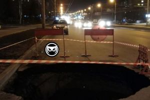 На проспекте Строителей в Пензе образовался огромный провал