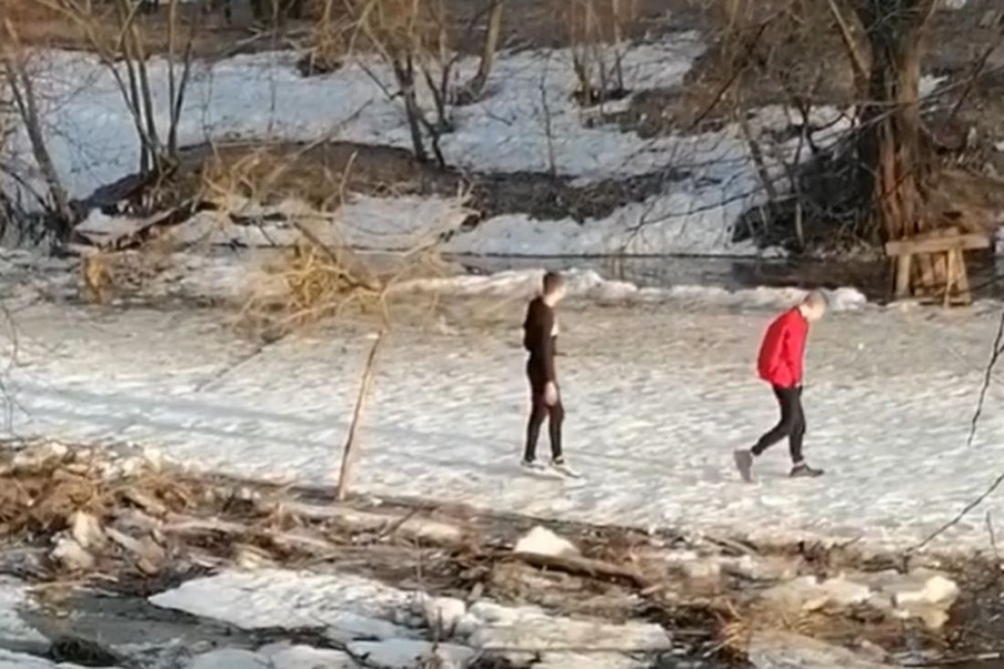 В Пензенской области подростки гуляли по тающим льдинам на реке. Видео