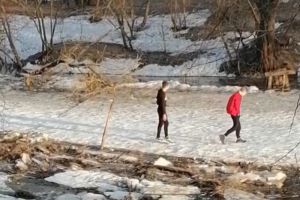 В Пензенской области подростки гуляли по тающим льдинам на реке. Видео