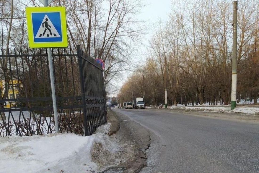 Жители Пензы боятся выйти на дорогу из-за забора. Фото