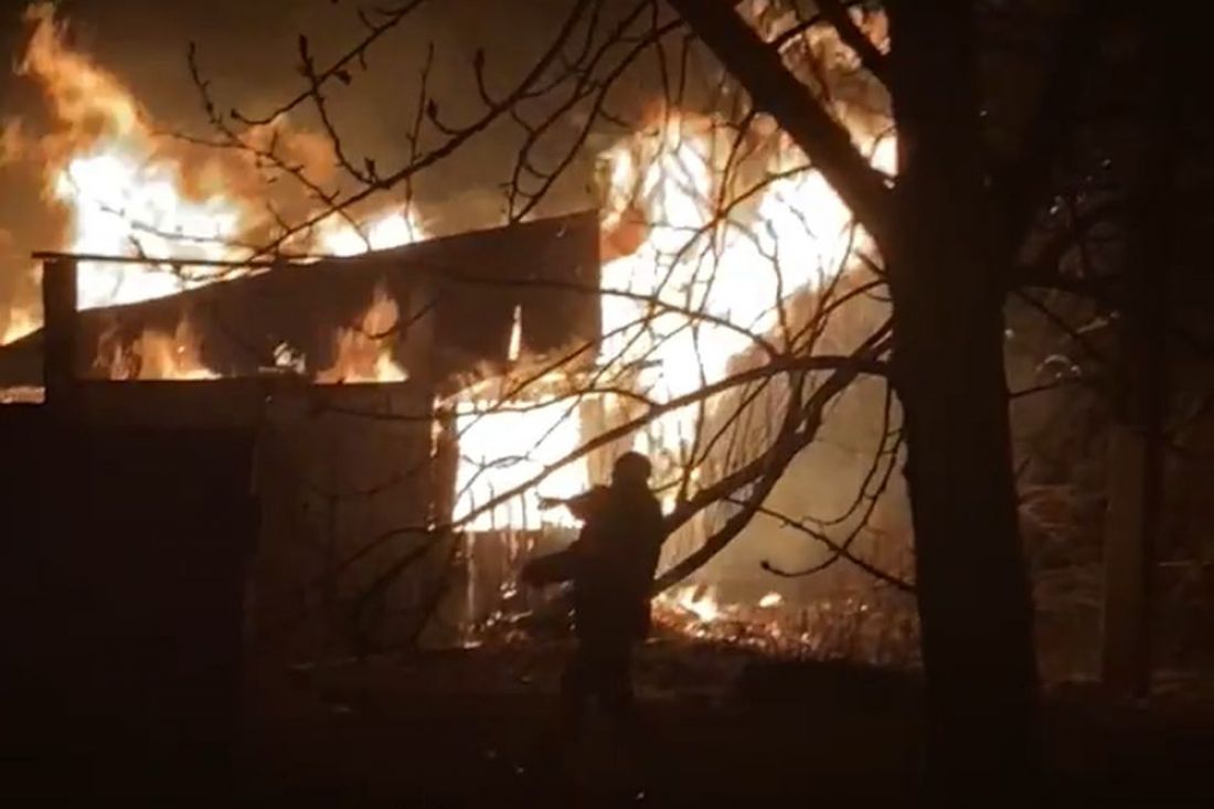 «В доме была пенсионерка». Ночью в Бессоновке произошел пожар. Видео