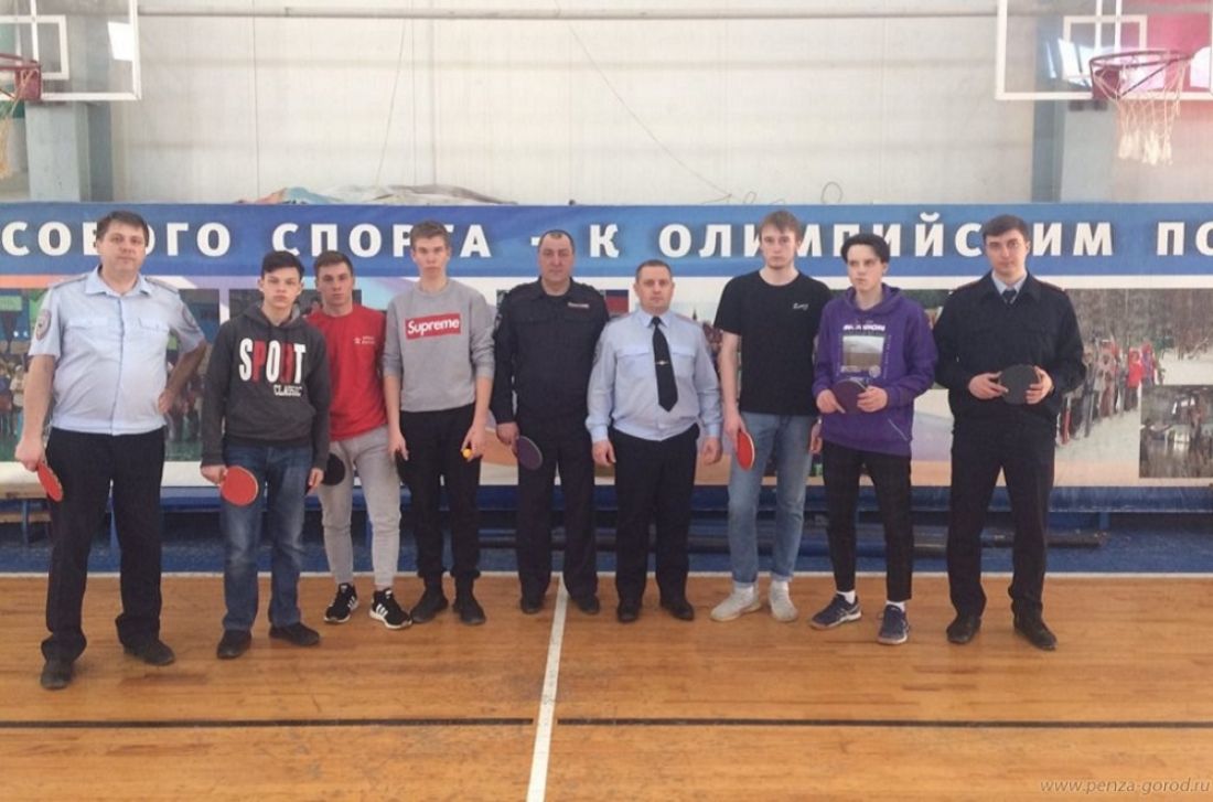 Пензенские школьники сыграли в теннис с полицейскими