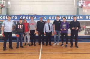 Пензенские школьники сыграли в теннис с полицейскими