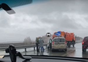 На трассе в Пензенской области столкнулись две легковушки и спецтехника