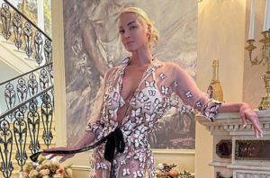 «Красоваться перед любимым». Волочкова поделилась фото в прозрачной одежде