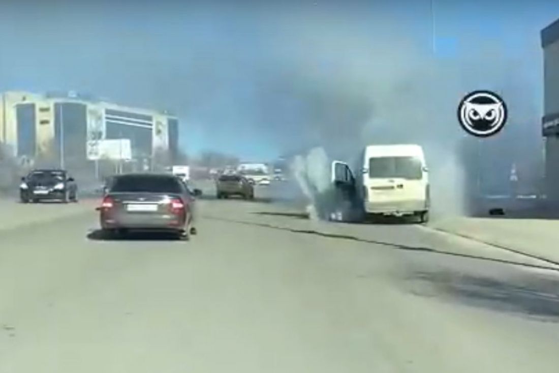 Утром на Окружной улице Пензы загорелся автомобиль. Видео