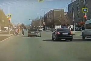 В Пензе водитель такси дважды нагло промчался на красный. Видео