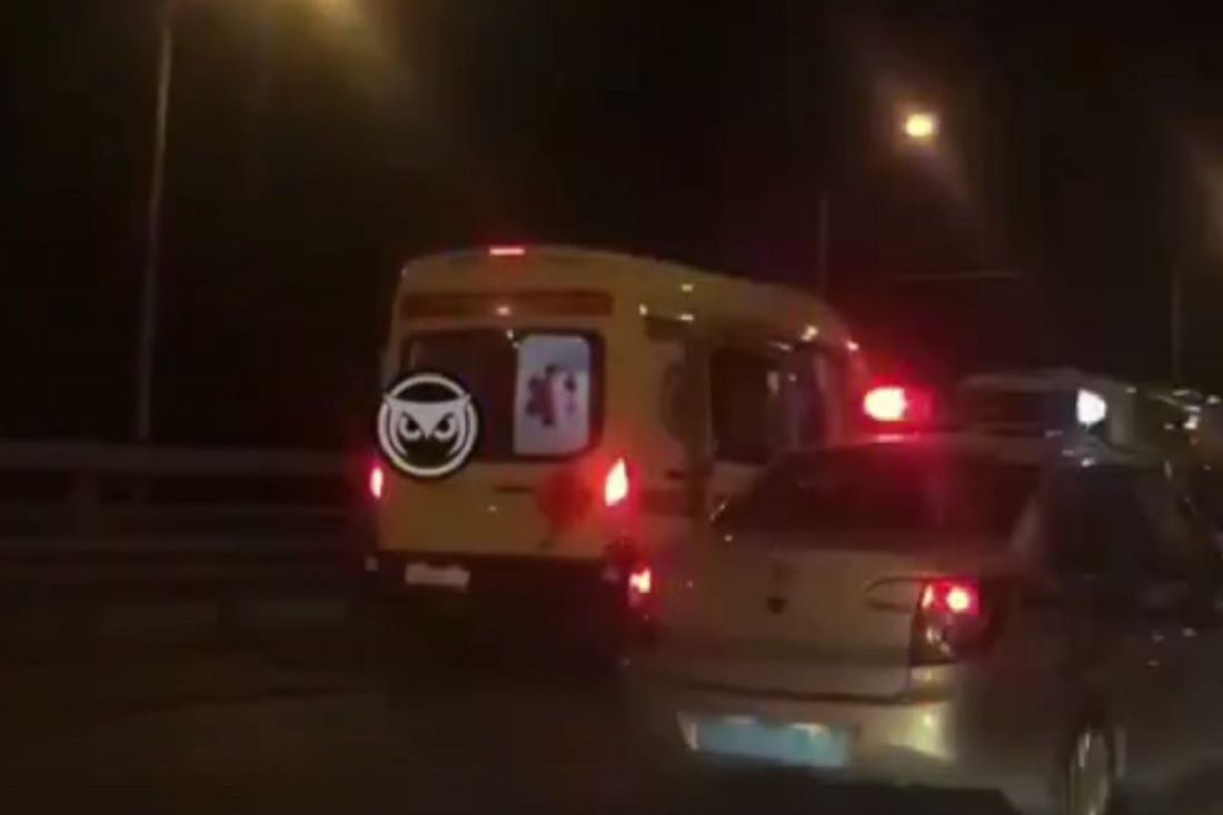 К месту ДТП на путепроводе в Пензе прибыли две реанимации. Видео