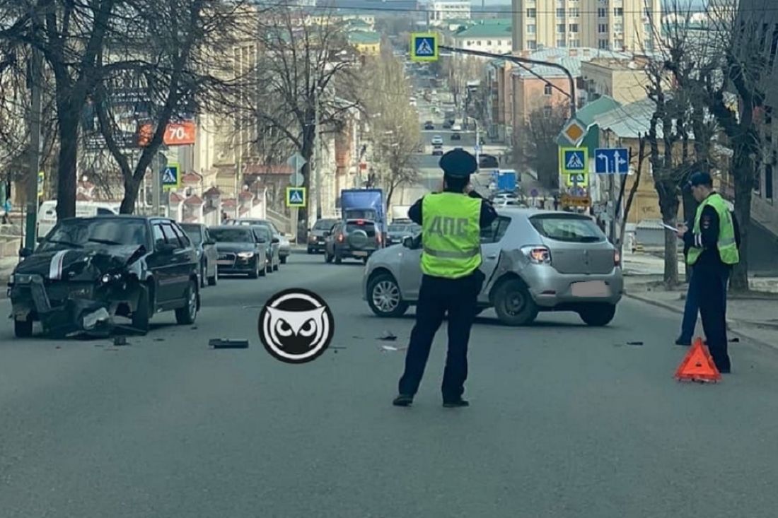 К месту жесткой аварии в центре Пензы прибыли сотрудники ГИБДД