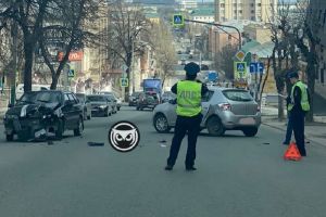 К месту жесткой аварии в центре Пензы прибыли сотрудники ГИБДД