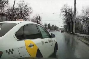 В Пензе водитель проявил принципиальность и ударил по такси. Видео