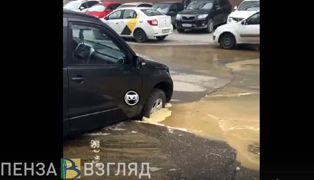 «Машина почти провалилась». В центре Пензы случилась коммунальная авария