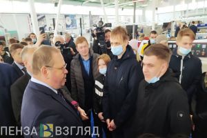 Мельниченко предложил повышать престиж рабочих профессий соцгарантиями