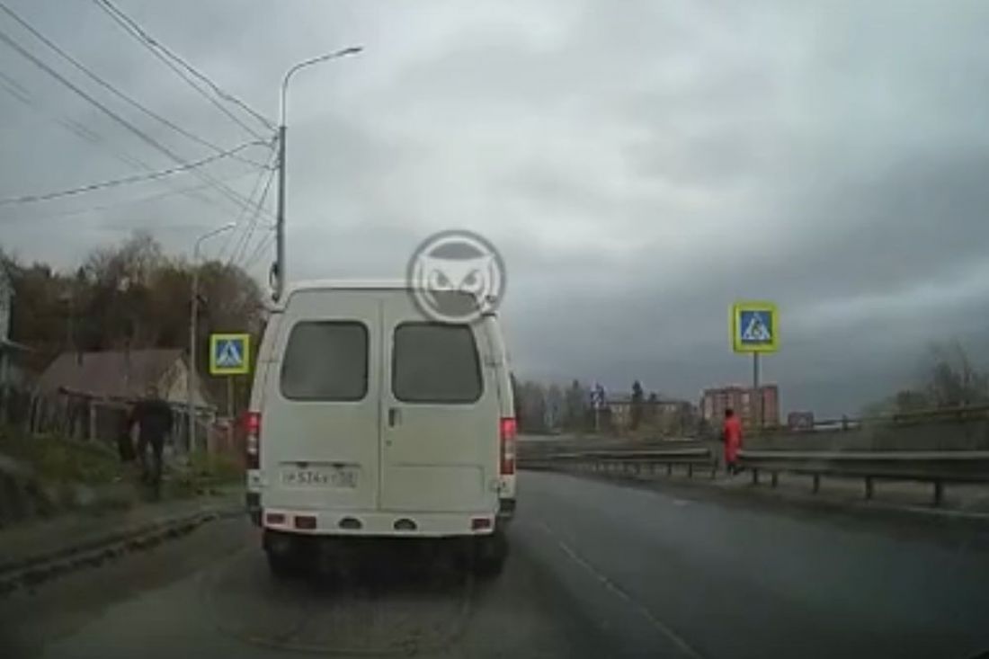 В Пензе пешеход чудом спасся от «летящей» в него машины. Видео
