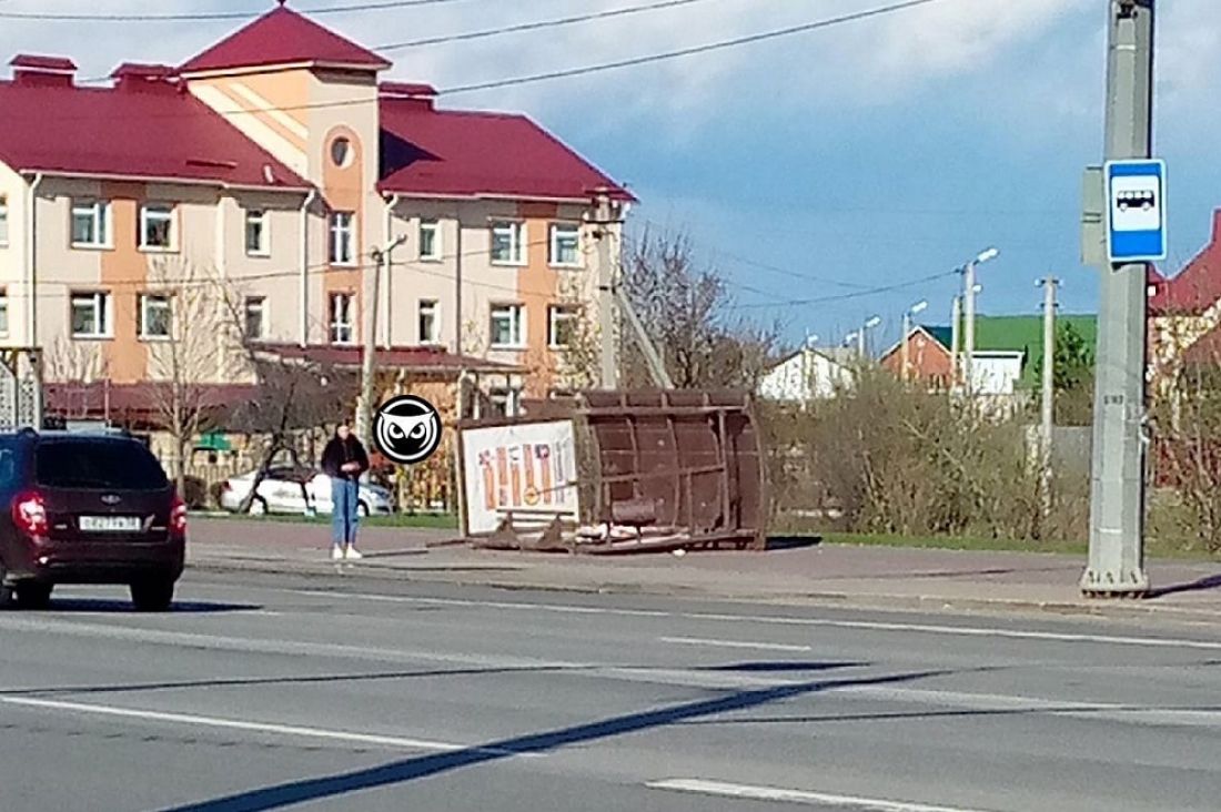 В Терновке упал остановочный павильон