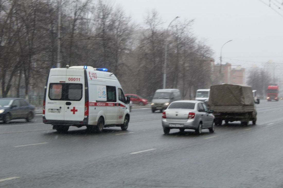 «На асфальте кровь». В Пензе машина реанимации увезла сбитого пешехода
