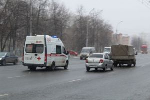 «На асфальте кровь». В Пензе машина реанимации увезла сбитого пешехода