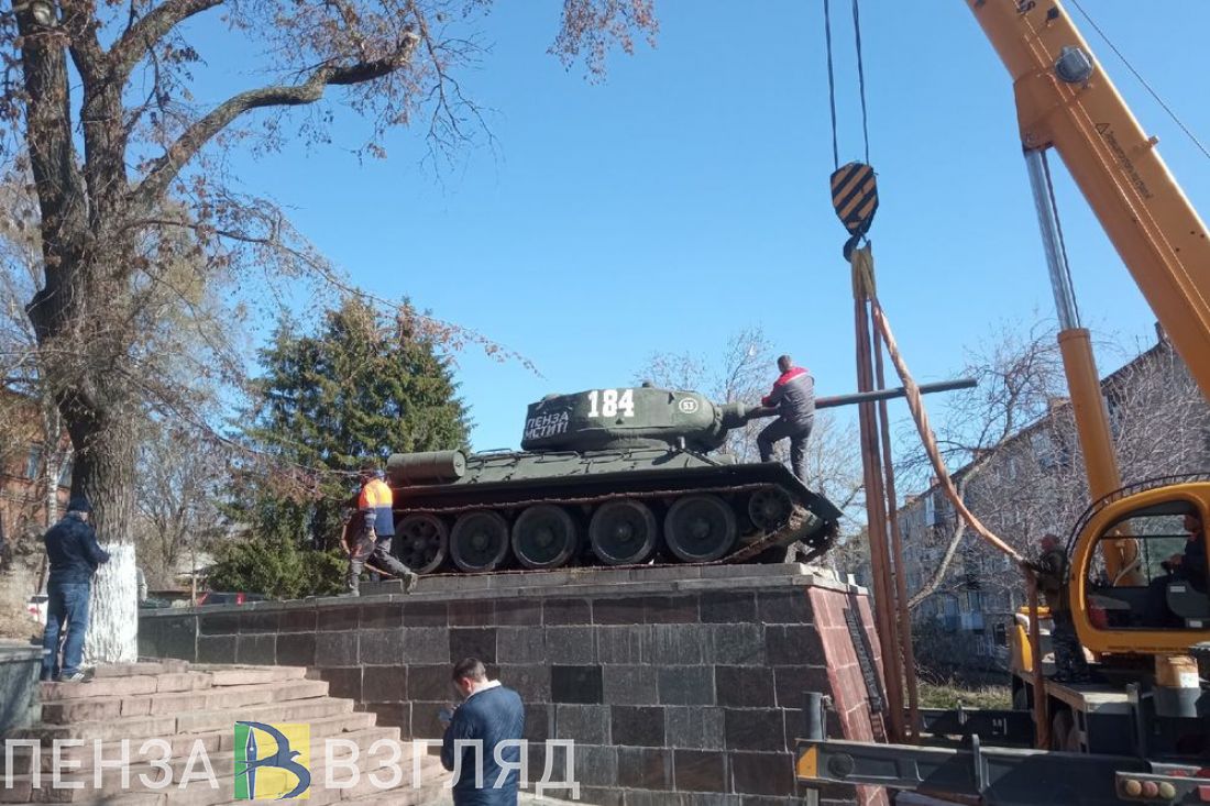 В Пензе танк Т-34 вернули на место у Краеведческого музея. Фото и видео