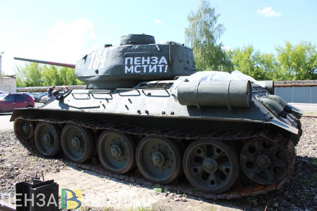 Танк Т-34 возвращают на постамент около Краеведческого музея в Пензе. Видео