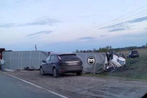 Появились фото из Пензенской области, где опрокинулась фура