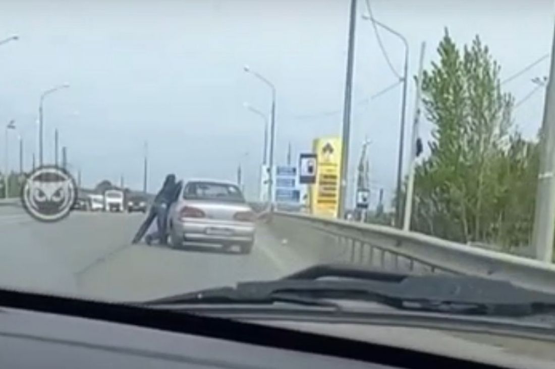 В Пензе мужчина ехал, зацепившись за автомобиль «неадекватного водителя». Видео