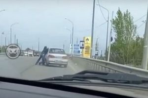В Пензе мужчина ехал, зацепившись за автомобиль «неадекватного водителя». Видео