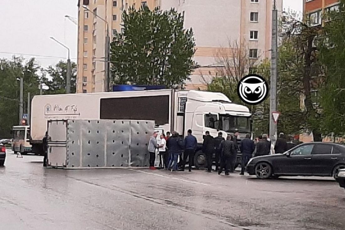 На улице Ленина в Пензе опрокинулась грузовая «ГАЗель»