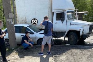 Грузовик прижал легковушку к бордюру в Пензе