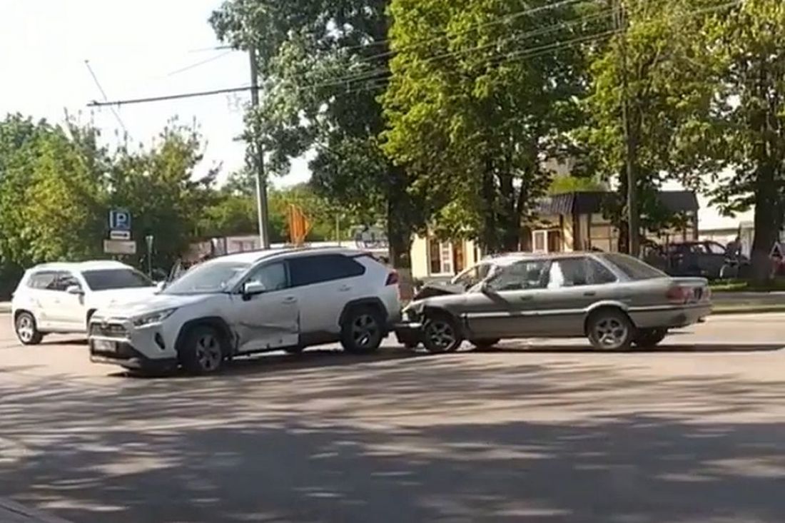 «Потекла кровь». В центре Пензы столкнулись два автомобиля